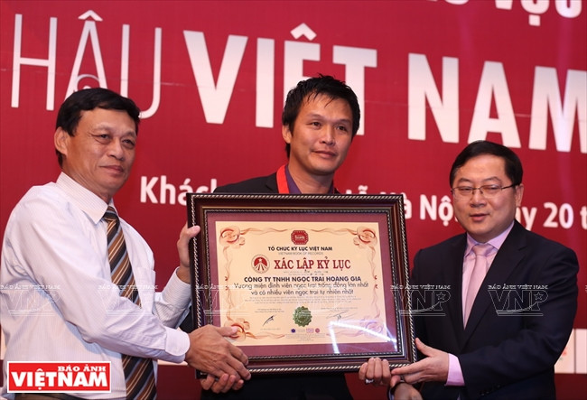 Hô Thanh Tuân, directeur général de la SARL Hoàng Gia, re​çoit le certificat Guiness du Vietnam pour le diadème de Miss Vietnam 2014, record national pour « la plus grande nacre gravée avec l'image d'un tambour de bronze de Dông Son » et « le plus grand nombre de perles naturelles ». 