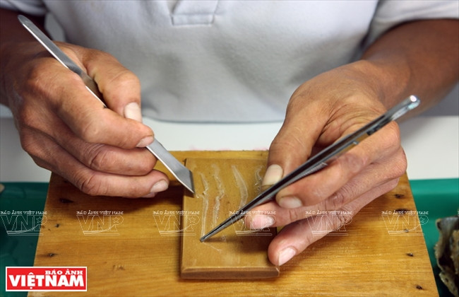 L’ostréiculteur doit introduire à l'intérieur de l'huître perlière, dans un appendice contenant peu d'éléments vitaux pour l'animal, une bille de nacre, le nucleus. On appelle cela la greffe.