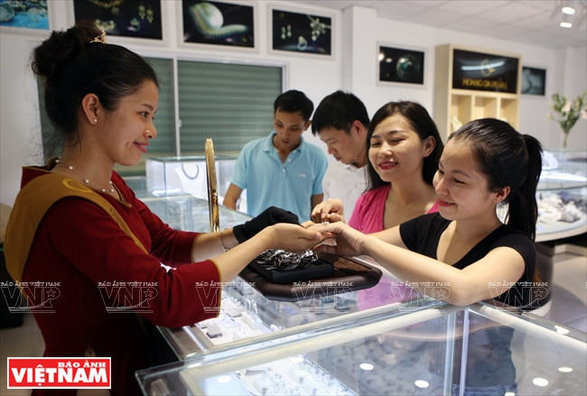 Des clients achètent des bijoux en perles de la SARL Hoàng Gia à Khanh Hoa. 