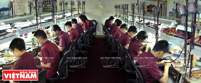 Atelier de façonnage de bijoux en perles à la SARL Hoàng Gia, à Hô Chi Minh-Ville. 