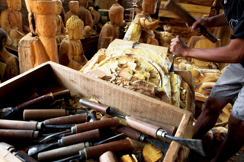 C’est le bois du jacquier qui est utilisé dans la fabrication des statues.