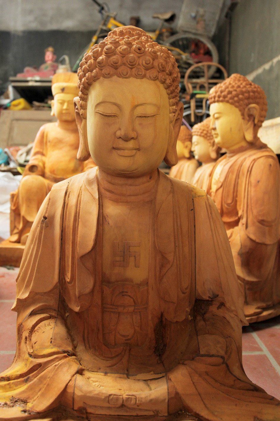 Les statues avant laquage.