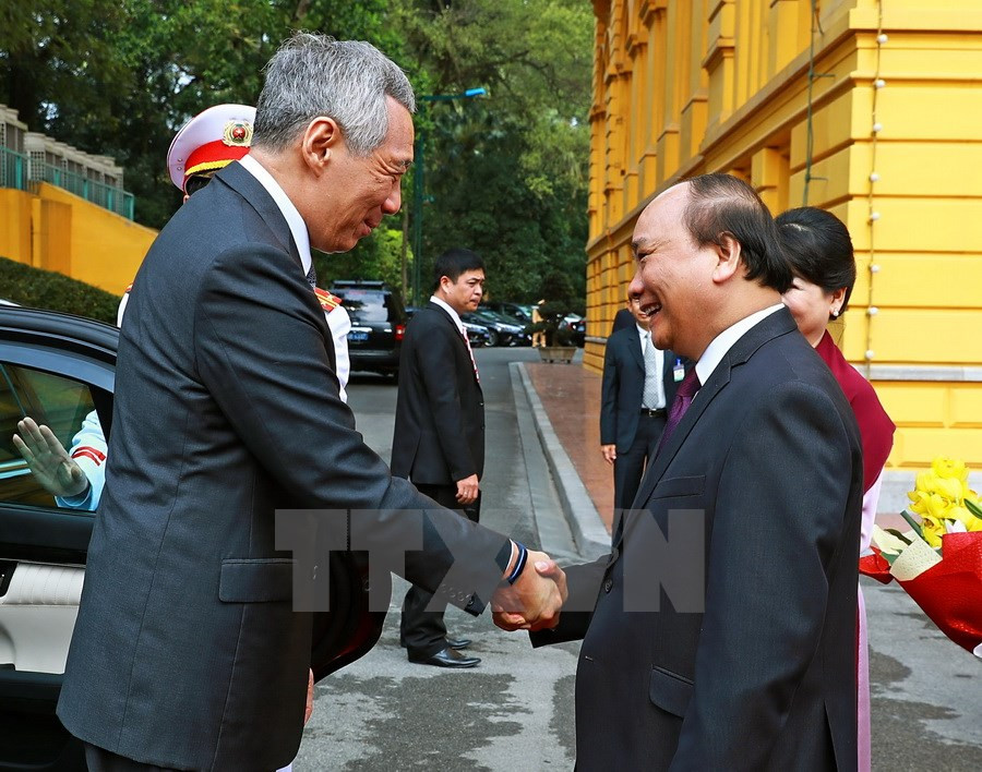 Le Premier ministre vietnamien Nguyên Xuân Phuc (droite) accueille à Hanoi son homologue singapourien Lee Hsien Loong. 