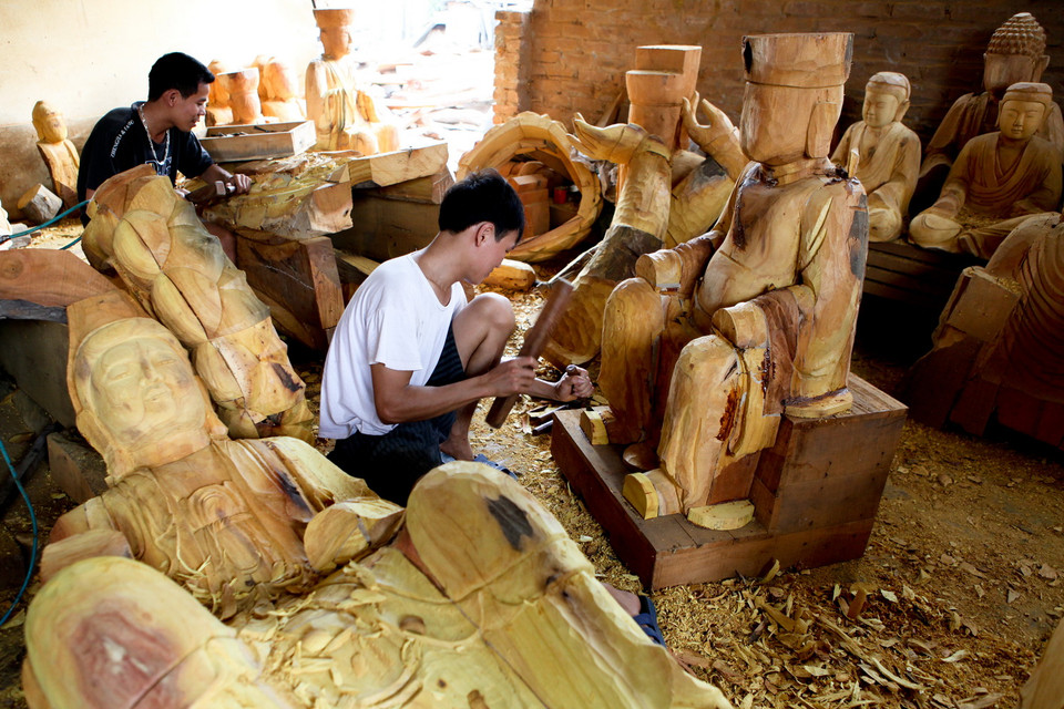 Chaque artisan s’occupe d’une étape spécifique dans le processus de fabrication d’une statue.