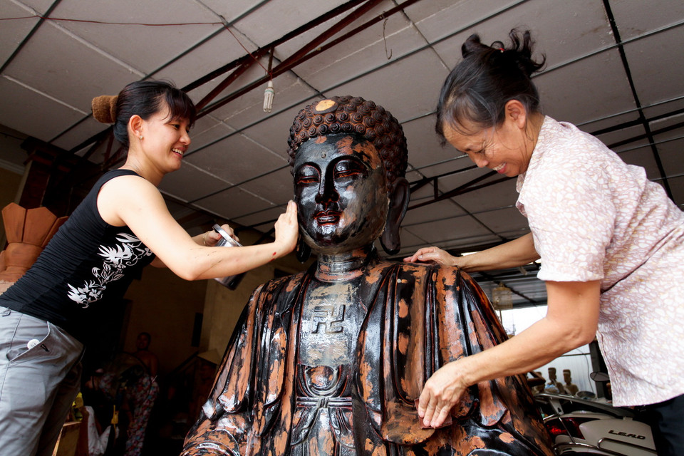Cette statue est en cours de laquage et bientôt achevée.