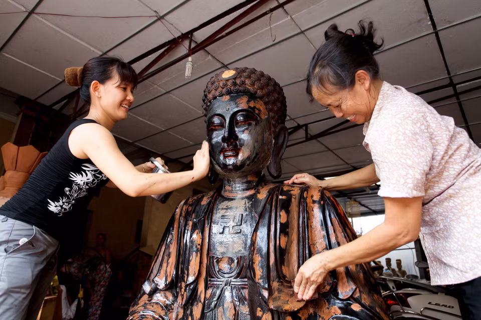 Cette statue est en cours de laquage et bientôt achevée.