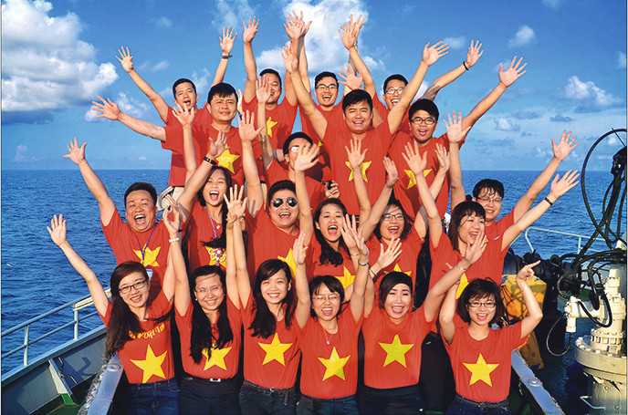 "Les jeunes avec la mer et les îles du pays" de Than Tinh.