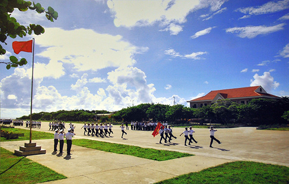 "La cérémonie du salut au drapeau national sur l’île de Truong Sa Lon" de Trong Thiet.