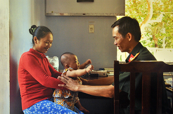 "Soin de santé à Truong Sa" de Hoang Tuan.
