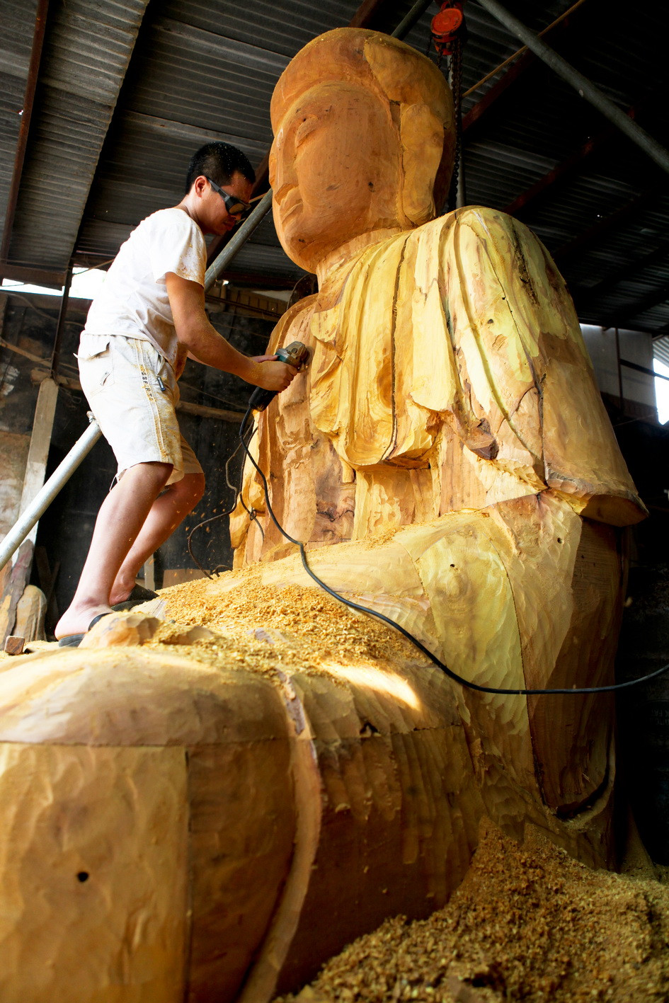 Chaque artisan est chargé d’une partie précise de la statue.