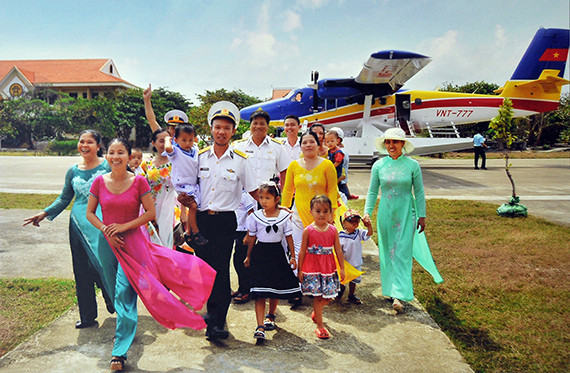 "Soldat et peuple à Truong Sa" de Trong Thiet.