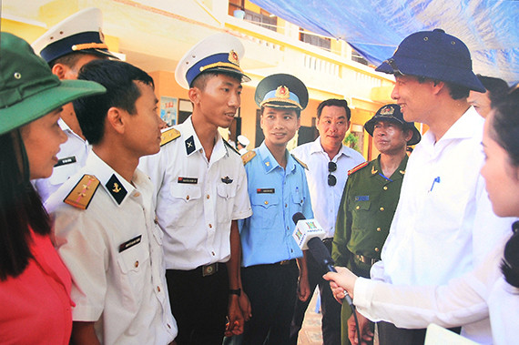 "Des dirigeants de Hanoi à Truong Sa" de Nguyet Anh.