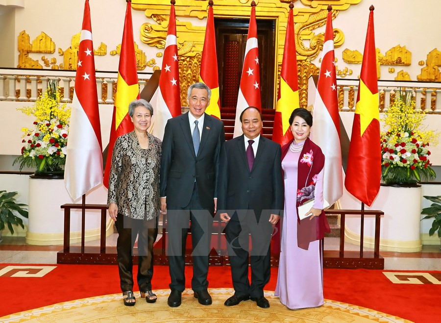Le Premier ministre vietnamien Nguyên Xuân Phuc et son épouse (droite), et le Premier ministre singapourien Lee Hsien Loong et son épouse.