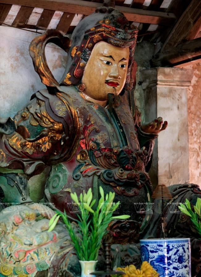 Une statue de Vajrapani aux traits vivants.