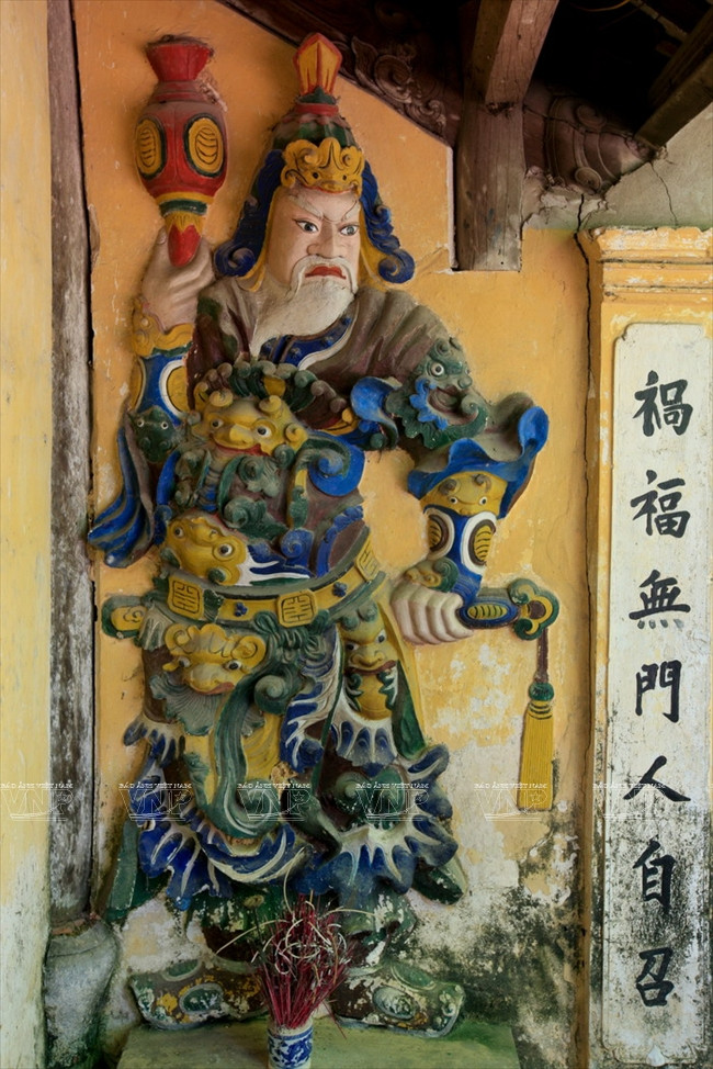 L’une des deux statues de terre en bas-relief.