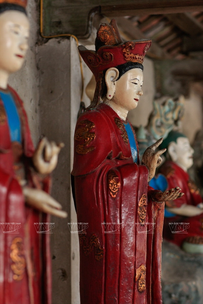 L’une des quatre statues de Bodhisattvas.