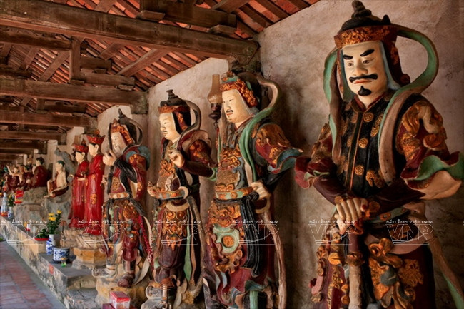 Le long du couloir de la pagode Nôm trônent près de 100 statues de terre.