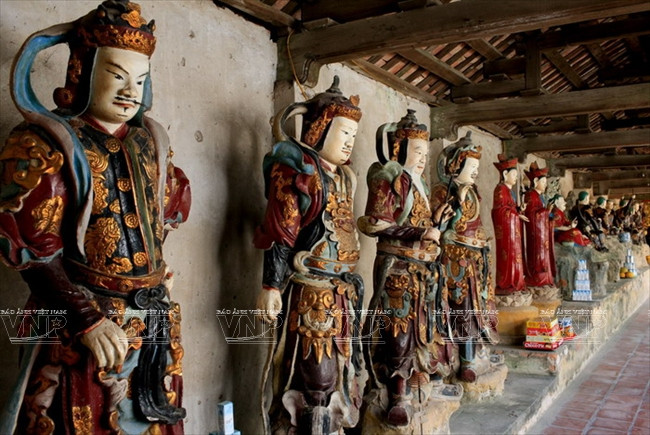 La pagode renferme près d’une centaine de statues de terre, un record au Vietnam.