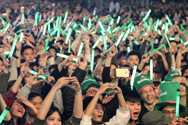 Les spectateurs font le signe du « cœur avec les mains » pour exprimer leurs souhaits d'une nouvelle année plein d’amour, de de joie et de bonheur.