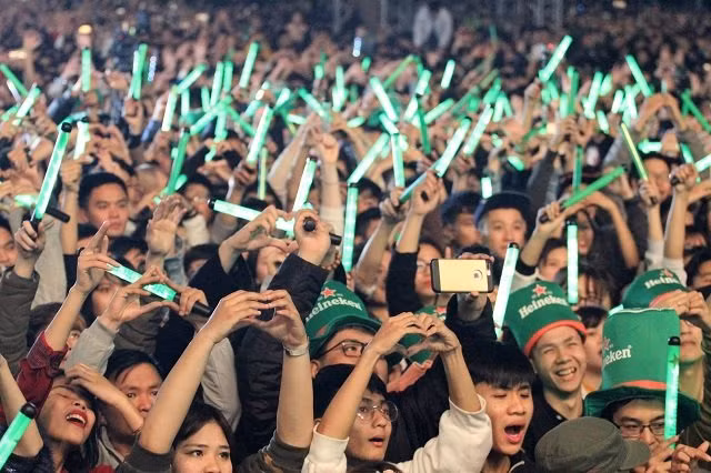 Les spectateurs font le signe du « cœur avec les mains » pour exprimer leurs souhaits d'une nouvelle année plein d’amour, de de joie et de bonheur.