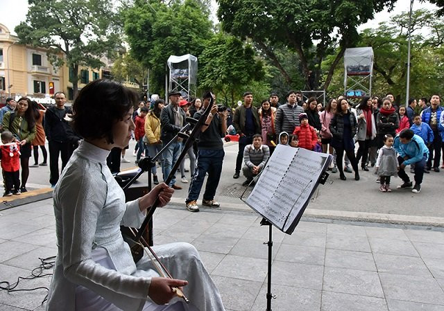 Les rues piétonnes autour du lac Hoàn Kiêm ont accueilli la foule des grands jours l’après-midi de la dernière journée de l’année 2017.