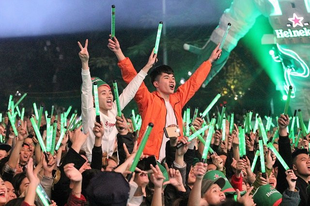 Les lieux d'interprétations artistiques autour du lac Hoan Kiêm ont attir​é des dizaines de milliers de jeunes.