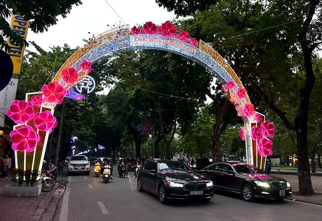 Toutes les rues de Hanoï étaient décorées de nombreux panneaux, fleurs et systèmes d’illumination multicolores.