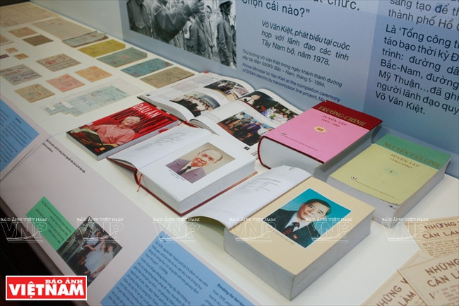 Les visiteurs peuvent se renseigner sur les dirigeants du pays qui ont lancé le processus de Dôi Moi.