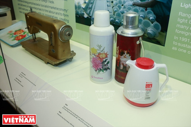 Ces objets ordinaires, tels que thermos Rang Dông, machines à coudre... sont la preuve du succès de la première étape du Dôi Moi dont l'objectif était de produire suffisamment de biens de consommation pour la population.