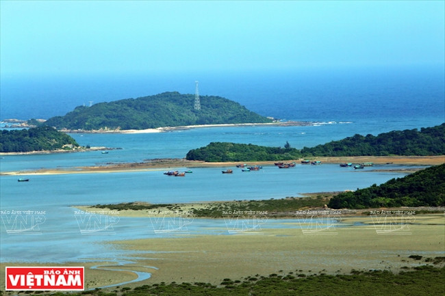 Cô Tô et l’île Thanh Lân vue du sommet du phare.