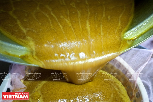 On laisse reposer le jus de palme puis on retire les résidus.