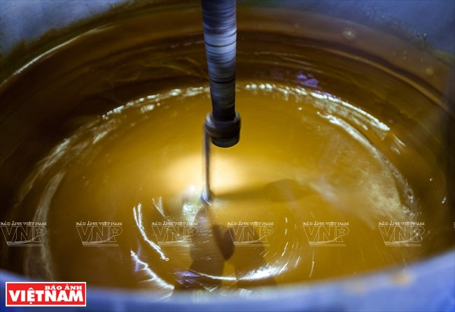 La sève est agitée à l’aide d’une machine