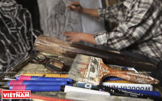 Avec des outils très simples, Trân Nguyên Dan crée des œuvres uniques.