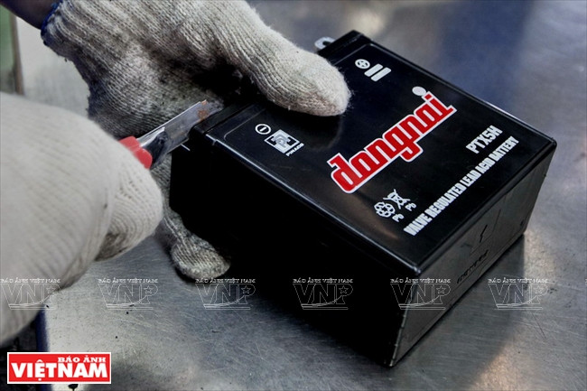 Finition d’une batterie. 