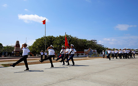 ''Salut au drapeau à Truong Sa'' de Tran Thanh.
