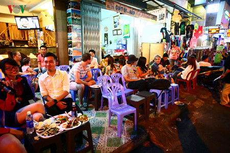 Le quartier Occidental, qui réunit les rues Pham Ngu Lao, Dê Tham, Bùi Viên et Dô Quang Dâu, est un lieu de rendez-vous des touristes étrangers à Ho Chi Minh-Ville.