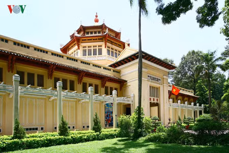 Le Musée d’histoire du Vietnam est un ouvrage typique de l’architecture indochinoise.
