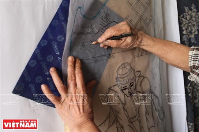 L’œuvre sur papier est posée sur la plaque de bois grâce à du papier carbone.