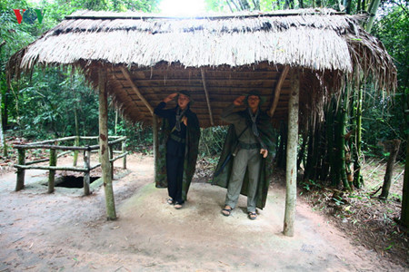 Les tunnels de Cu Chi, une base révolutionnaire pendant les années de guerre, à 70km au nord-ouest du centre-ville, constituent une grande attraction touristique. 
