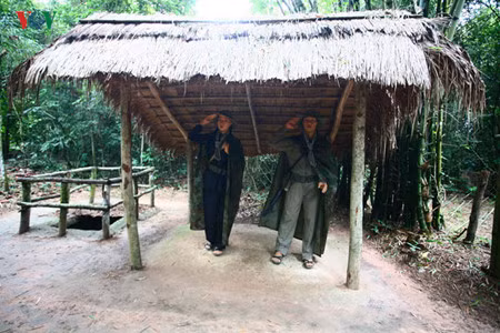Les tunnels de Cu Chi, une base révolutionnaire pendant les années de guerre, à 70km au nord-ouest du centre-ville, constituent une grande attraction touristique. 