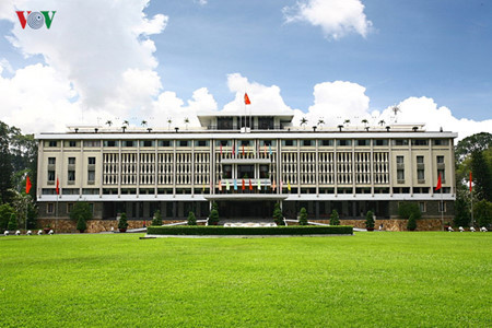 Le palais de l’Indépendance, une œuvre de l’architecte Ngô Viêt Thu, mariant modernité et tradition, est un site historique qui symbolise la réunification nationale en 1975.