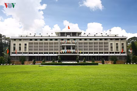 Le palais de l’Indépendance, une œuvre de l’architecte Ngô Viêt Thu, mariant modernité et tradition, est un site historique qui symbolise la réunification nationale en 1975.