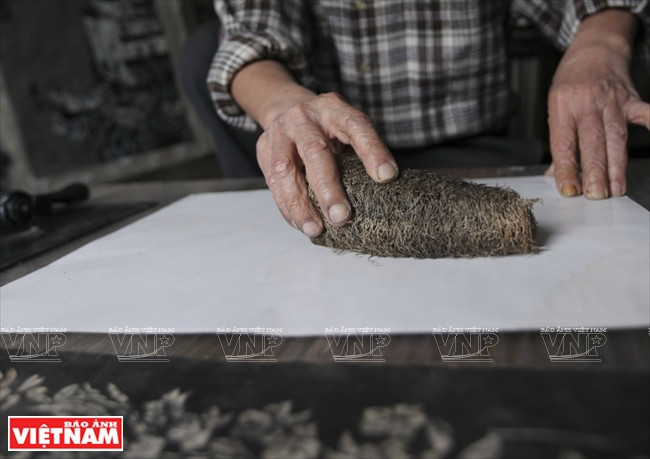 L’éponge de luffa est utilisée pour presser la surface du papier lors du processus d’impression.