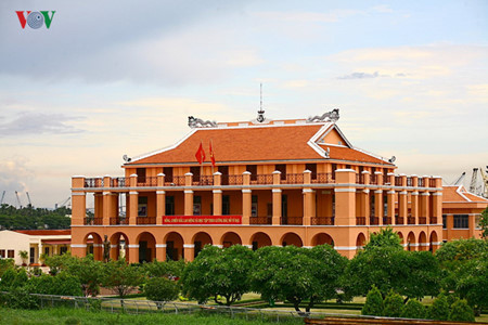 Le port Nhà Rông au bord de la rivière Saigon est le lieu où le jeune Nguyên Tât Thành (le futur président Ho Chi Minh) est parti à la recherche de la voie du salut national. 