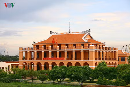 Le port Nhà Rông au bord de la rivière Saigon est le lieu où le jeune Nguyên Tât Thành (le futur président Ho Chi Minh) est parti à la recherche de la voie du salut national. 