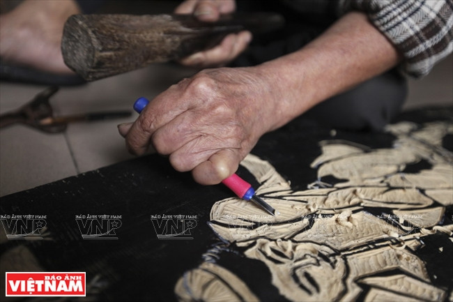 La sculpture sur bois nécessite patience et efforts.
