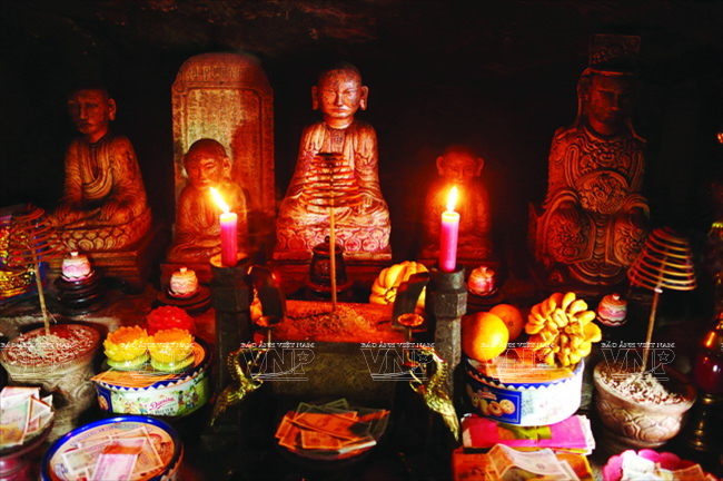 Toutes les statues ainsi que d'autres objets de culte dans la pagode Môt mai (pagode à toit unique) sont de marbre blanc, ​et date de la fin de la dynastie des Lê et du début de celle des Nguyên.