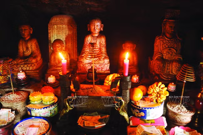 Toutes les statues ainsi que d'autres objets de culte dans la pagode Môt mai (pagode à toit unique) sont de marbre blanc, ​et date de la fin de la dynastie des Lê et du début de celle des Nguyên.