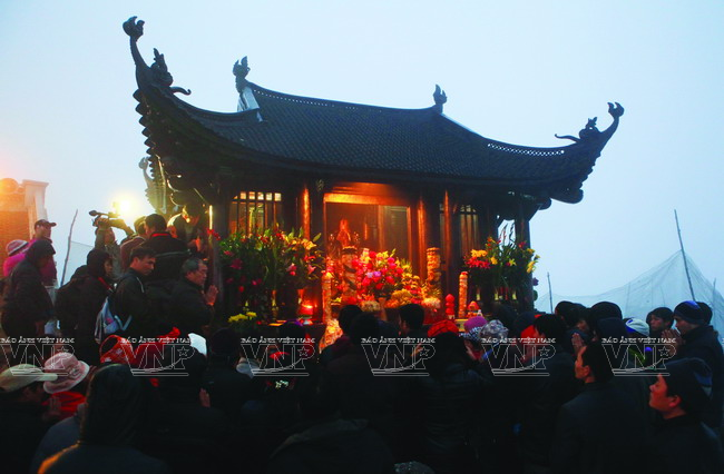 La pagode Dông trône au sommet de Yên Tu, à 1.068 m d’altitude. Elle a été reconnue par l’Organisation des Records d’Asie comme la « Pagode en bronze la plus grande d’Asie au sommet d’une montagne ». 