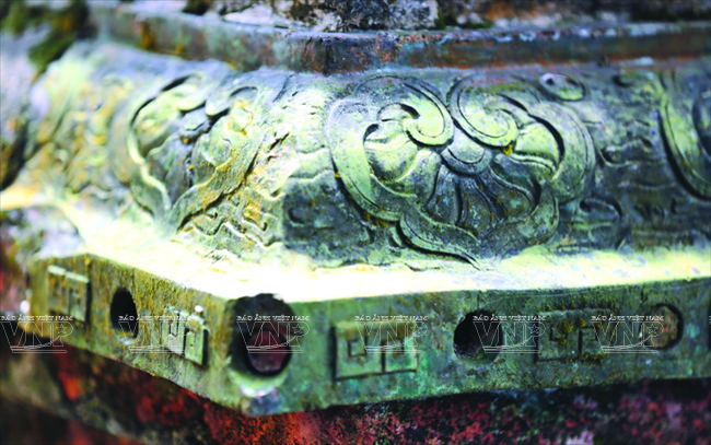 Briques en forme de fleur de lotus et motifs portant l’empreinte de l'école Truc Lâm - Yên Tu sur le stupa Thiên Dinh.